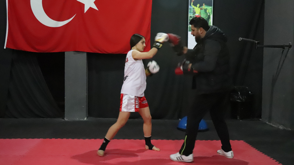 Kick boksçu genç kızın hedefi Türkiye’yi temsil etmek
