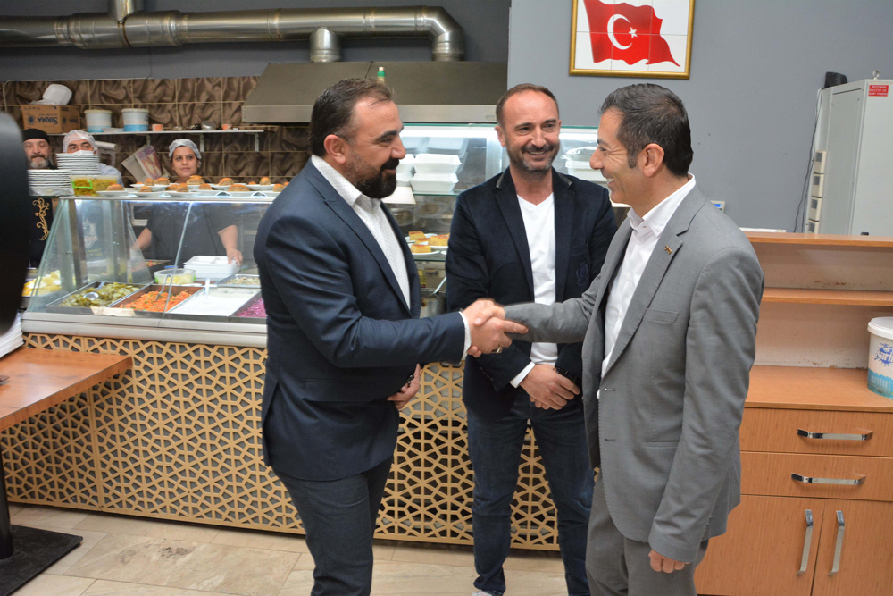 Başkan Erdoğan İftarını Kamyon ve Tır Garajındaki Şoför Esnafıyla Yaptı