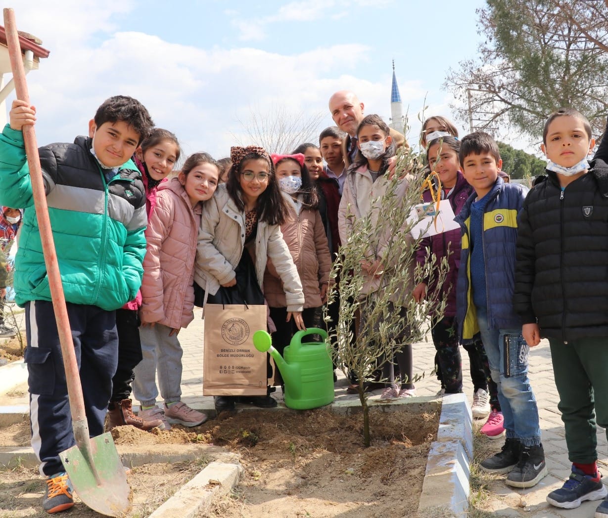 Sarayköy Tosunlar İlkokulu ve Ortaokulu’nun bahçesine Orman Haftası dolayısıyla zeytin fidanları dikildi. 