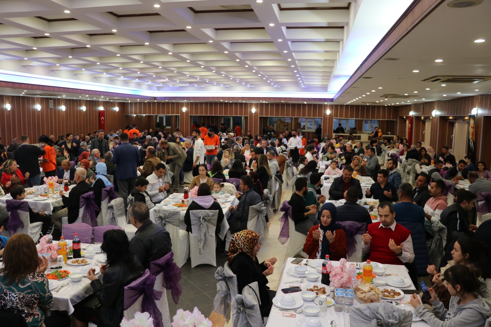 AK Parti Sarayköy İlçe Teşkilatı tarafından düzenlenen iftar yemeğinde buluştu.