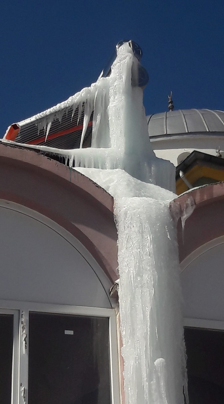 Güneş enerjisi patlayan caminin üzeri buz tuttu
