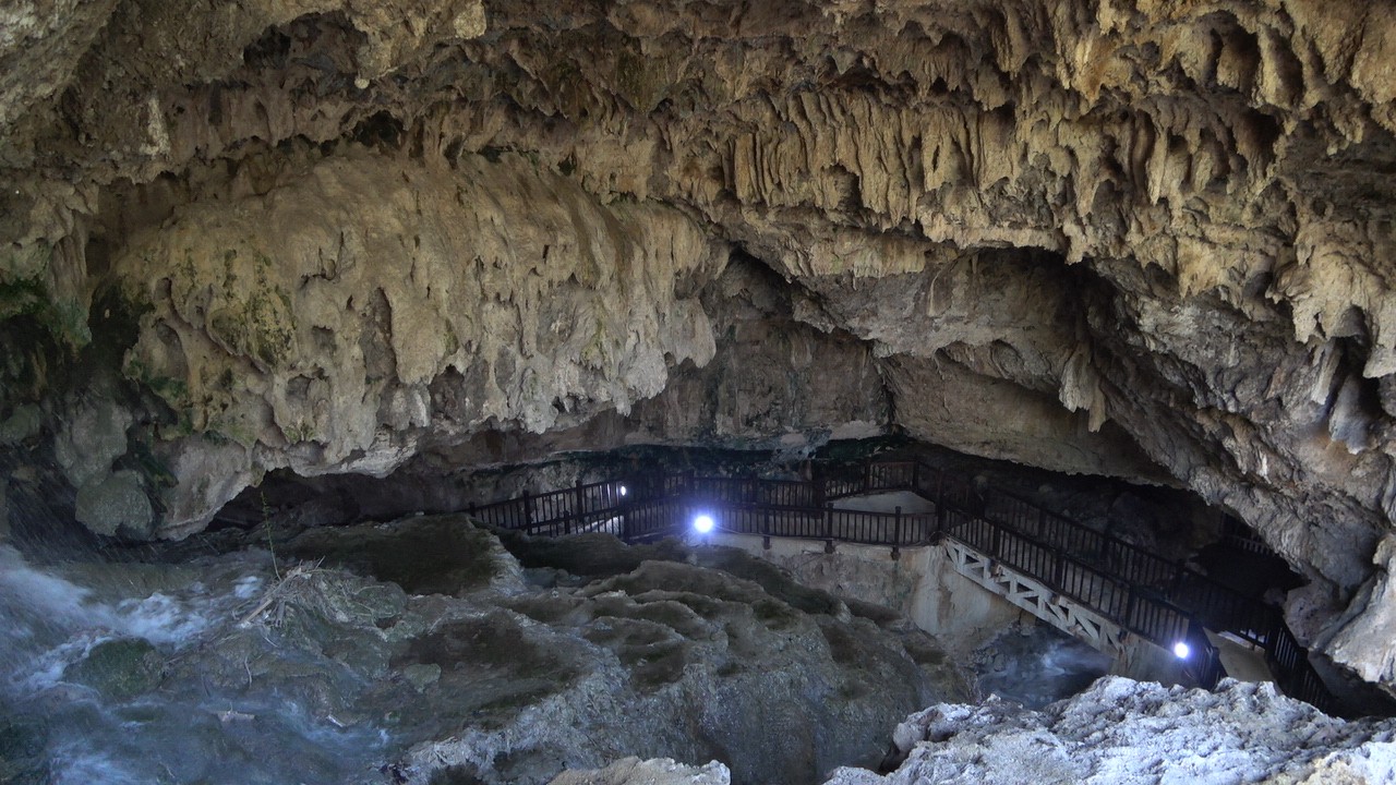 'Yeraltındaki gizli Pamukkale' Kaklık Mağarası turistlerin ilgi odağı oldu