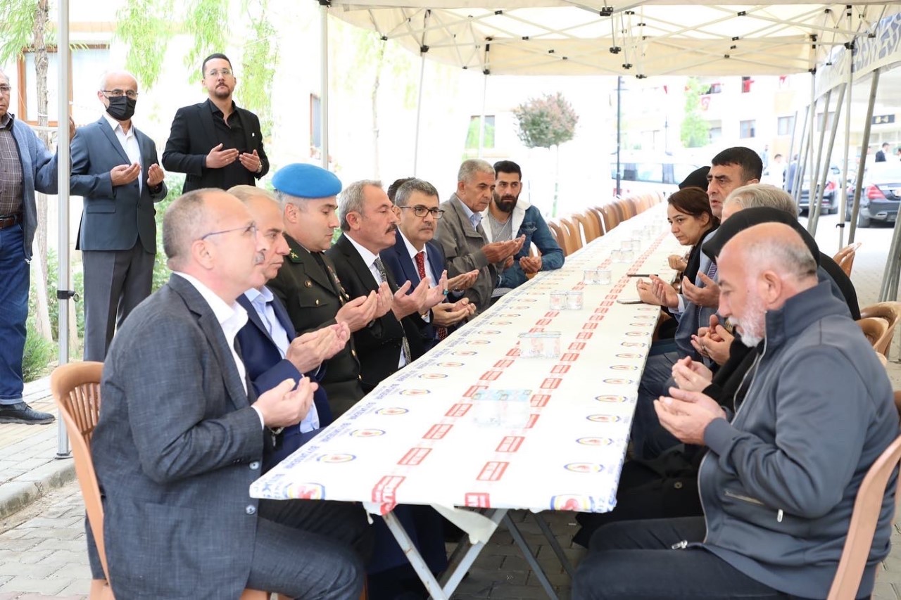 AK Partili Şahin Tin, vatandaşlarla bayramlaştı