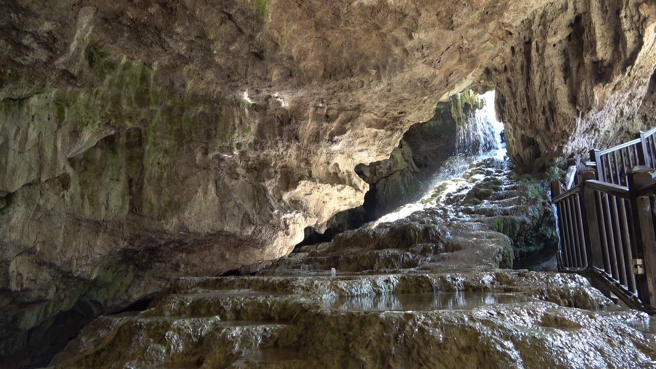'Yeraltındaki gizli Pamukkale' Kaklık Mağarası turistlerin ilgi odağı oldu