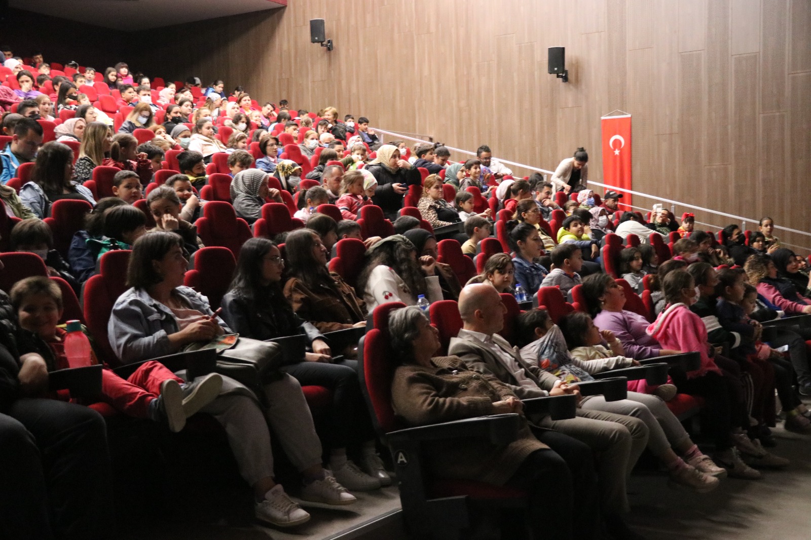 Sarayköy Belediyesi Tiyatro Kulübü tarafından sahnelenen "Karagöz ile Hacivat" gölge oyunu izleyenlere keyifli anlar yaşattı. 