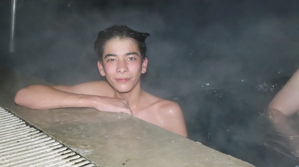 Arkadaşlarıyla soğuk havayı fırsata çevirerek termal havuzda yüzen Yunus Emre Bulut