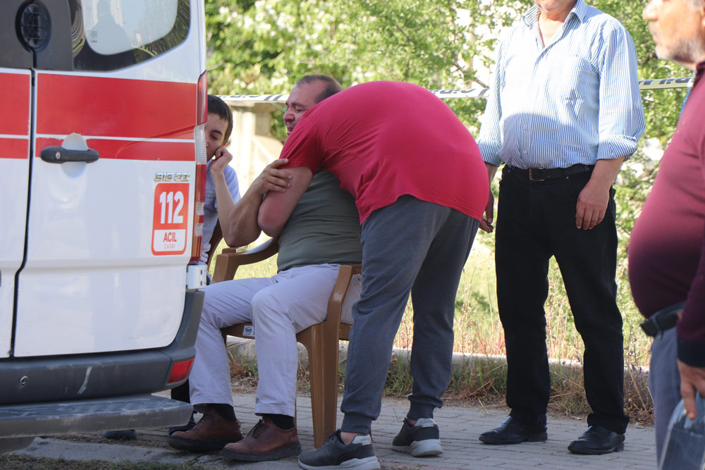 Evinin bulunduğu sokağa çıkan 7 yaşındaki Ömer Salih Akşit’e, Mehmet A. (75) idaresindeki 20 YA 413 plakalı hafif ticari araç çarptı.