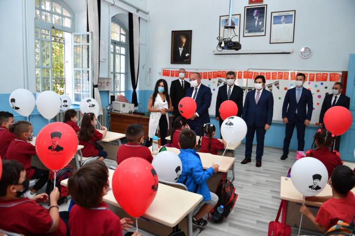 Yeni Eğitim-Öğretim Yılının İlk Ders Zilini Vali Ali Fuat Atik Çaldı