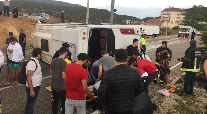 Romanya uyruklu turistleri taşıyan midibüs devrildi: 22 yaralı