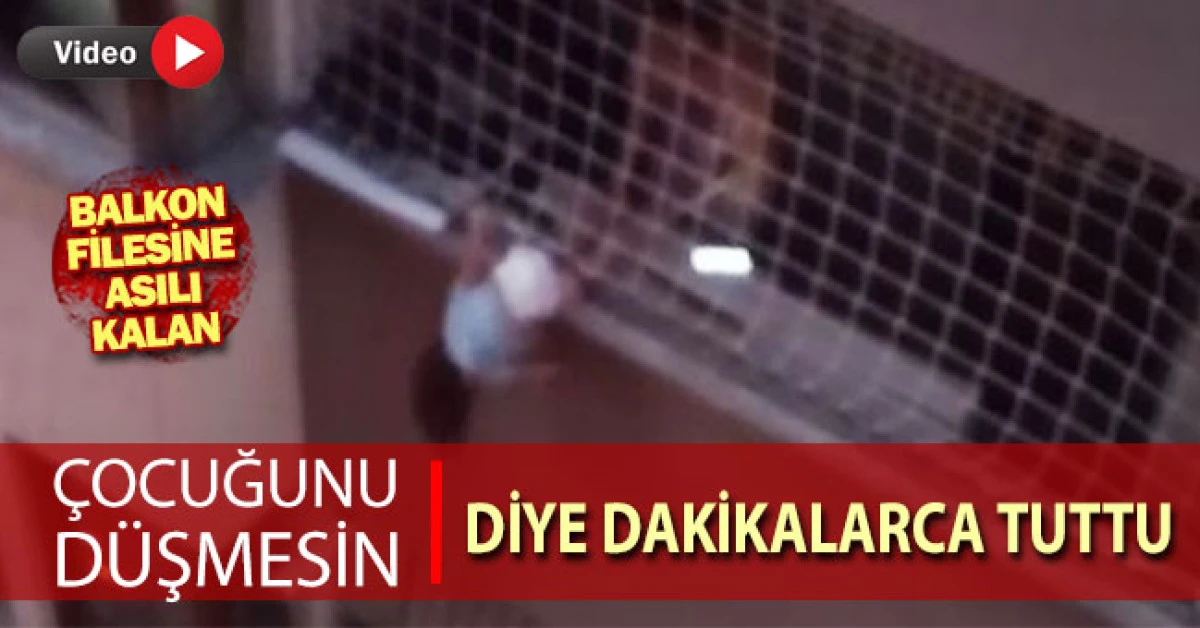 Balkon filesinde asılı kalan &ccedil;ocuğunu d&uuml;şmesin diye dakikalarca tuttu