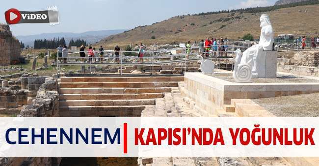 Cehennem Kapısı yerli ve yabancı turistlerin akınına uğruyor
