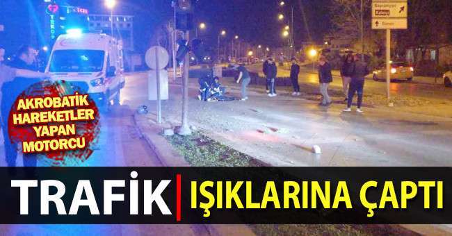 Motosiklet ile akrobatik hareketler yapan sürücü trafik ışıklarına çaptı