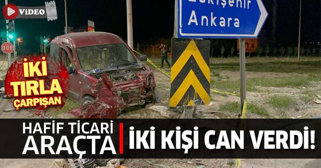 Tırın çarptığı hafif ticari araç savrulup bir başka tıra çarptı: 2 ölü