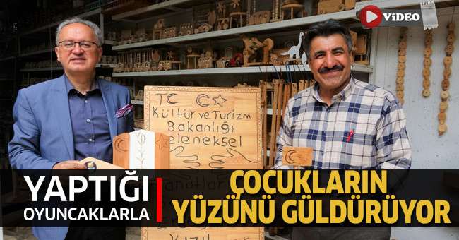Yaptığı oyuncaklarla çocukların yüzünü güldürüyor